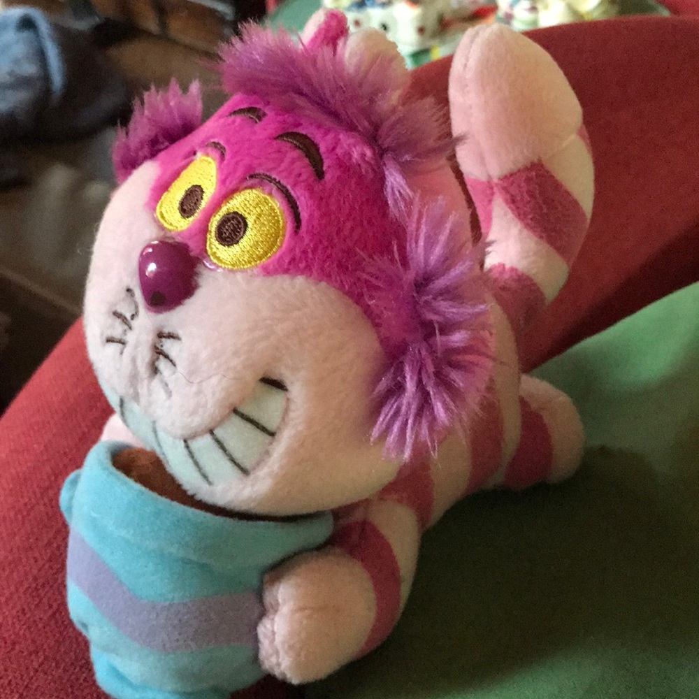 Cheshire Cat w/tea cup Alice in Wonderland